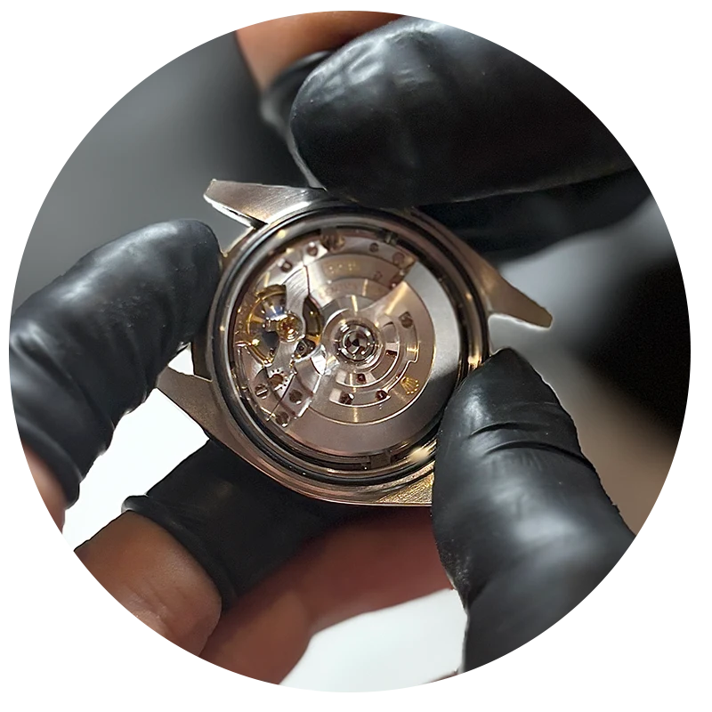 Quadrante aperto di un orologio per il servizio di revisione orologio di Clover Gioielli