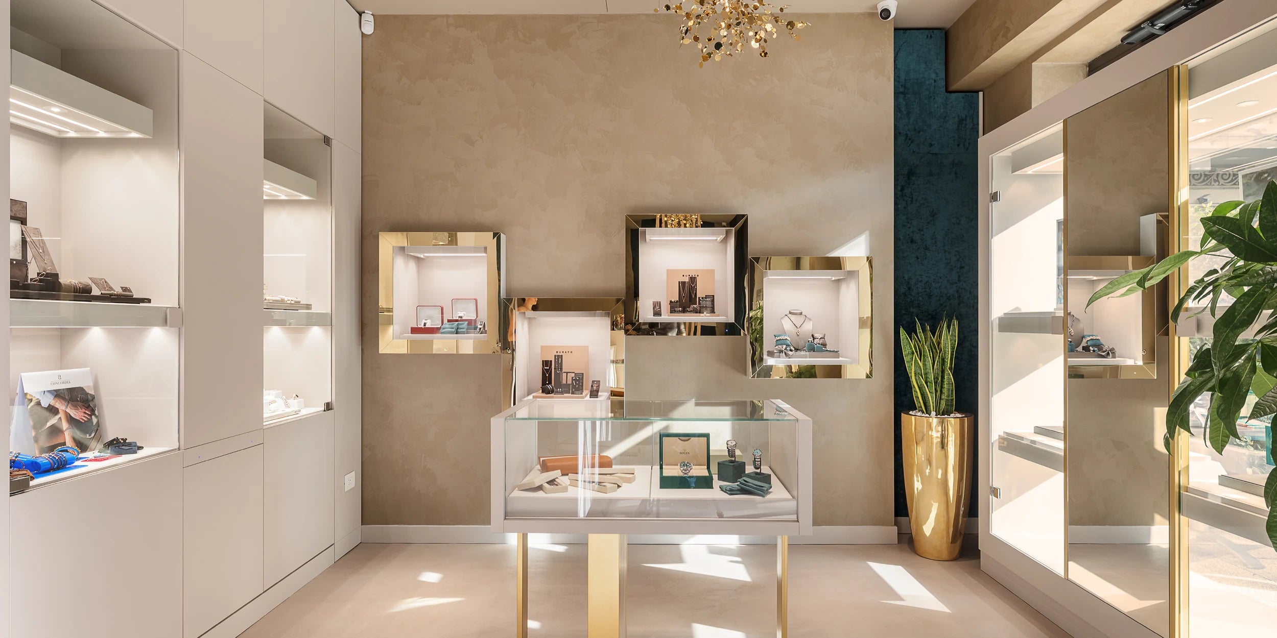 Foto panoramica della boutique di Clover gioielli dal lato degli espositori di gioielli e orologi, con vetrine in primo piano