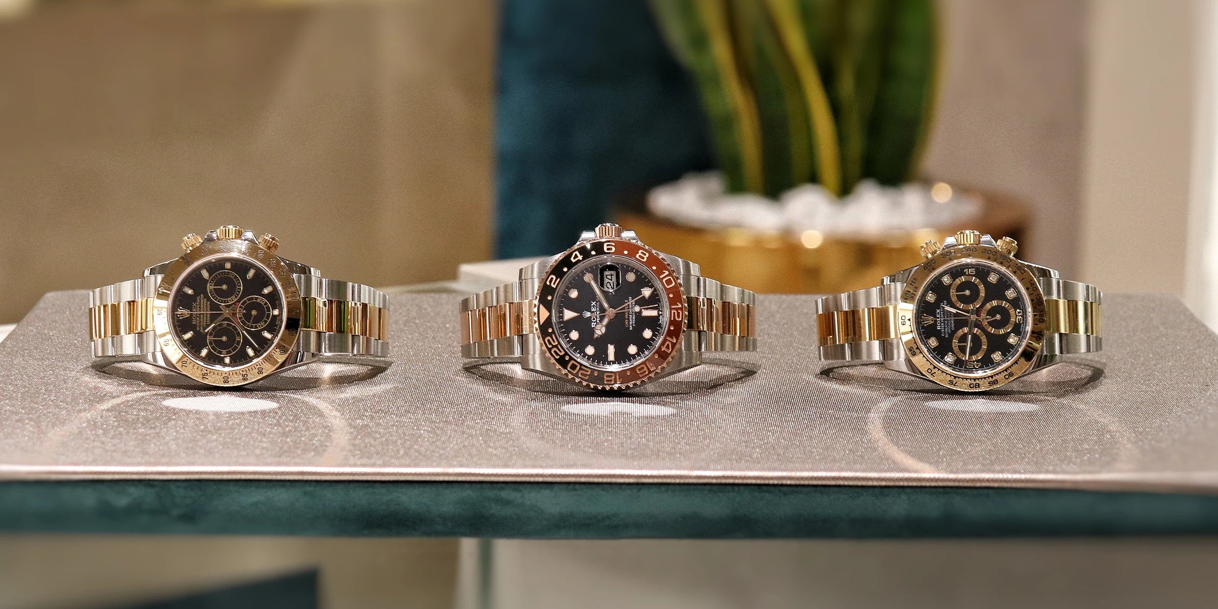 Tre tipologie di orologi di lusso Rolex esposti nella vetrina di Clover gioielli