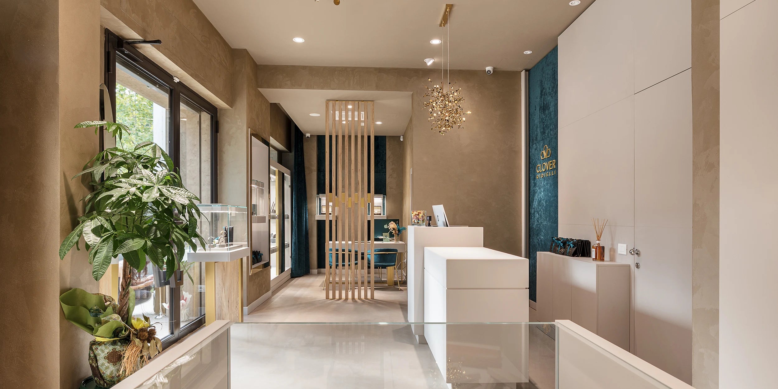 Foto panoramica boutique Clover Gioielli con dettagli dell'arredamento elegante