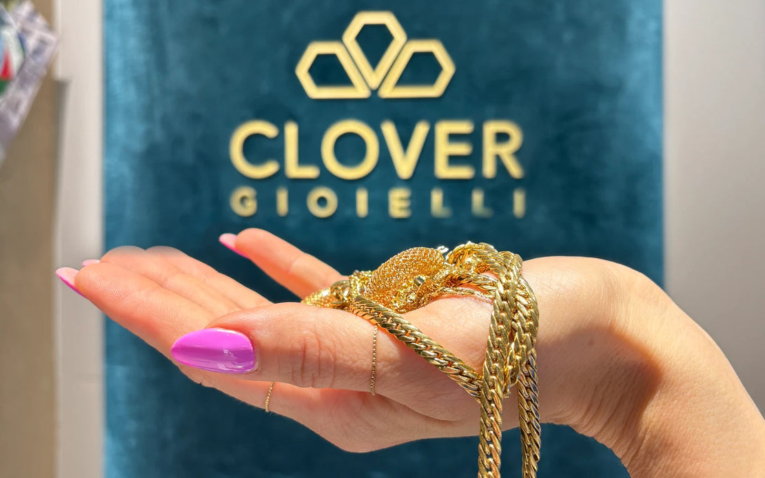 Dettaglio catena in oro su sfondo Clover gioielli