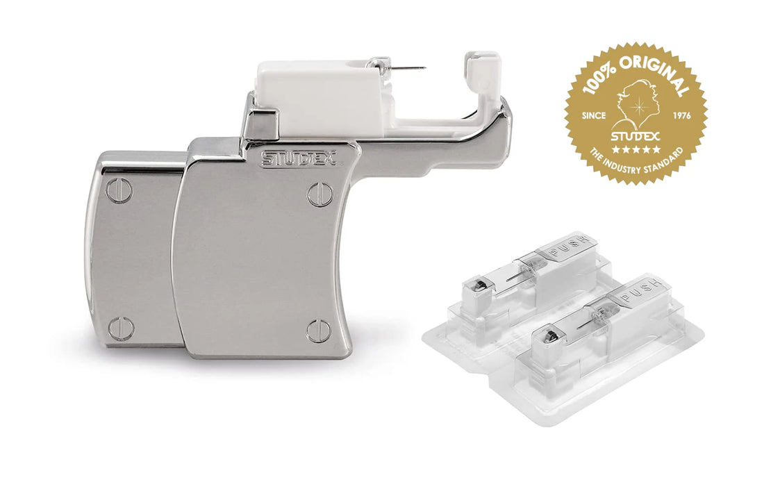 Strumento per foratura orecchie Studex professionale utilizzato presso Clover Gioielli