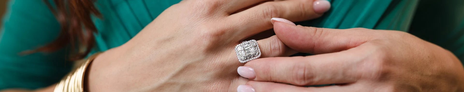 Dettaglio di anello in diamanti indossato da  mano femminile