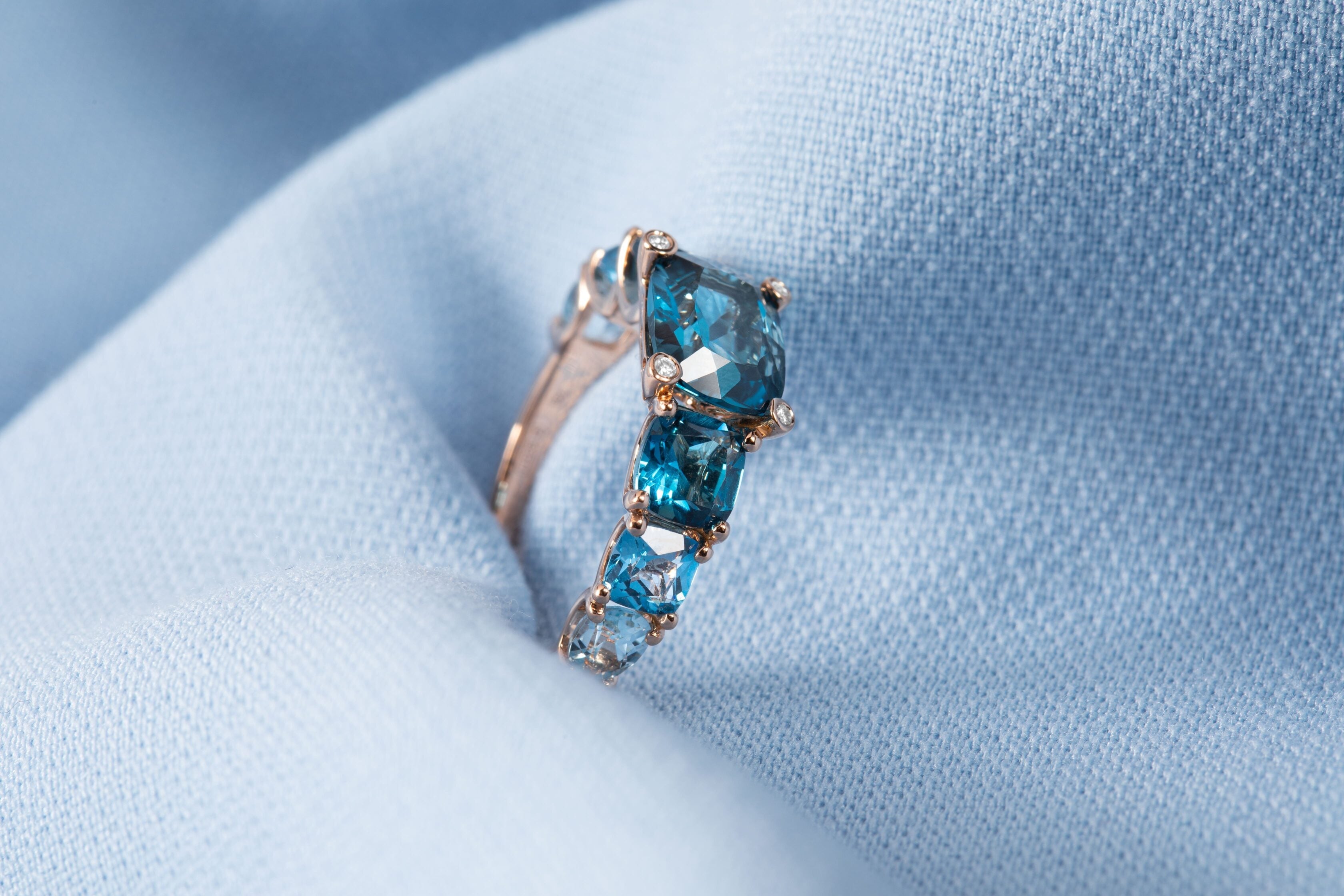 Anello Iris Ponte Vecchio Gioielli con Topazio Sky, Topazio London Blu e diamanti (grande)