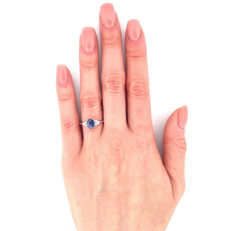 Anello Clover in oro bianco 18kt con diamanti naturali e rubino ovale