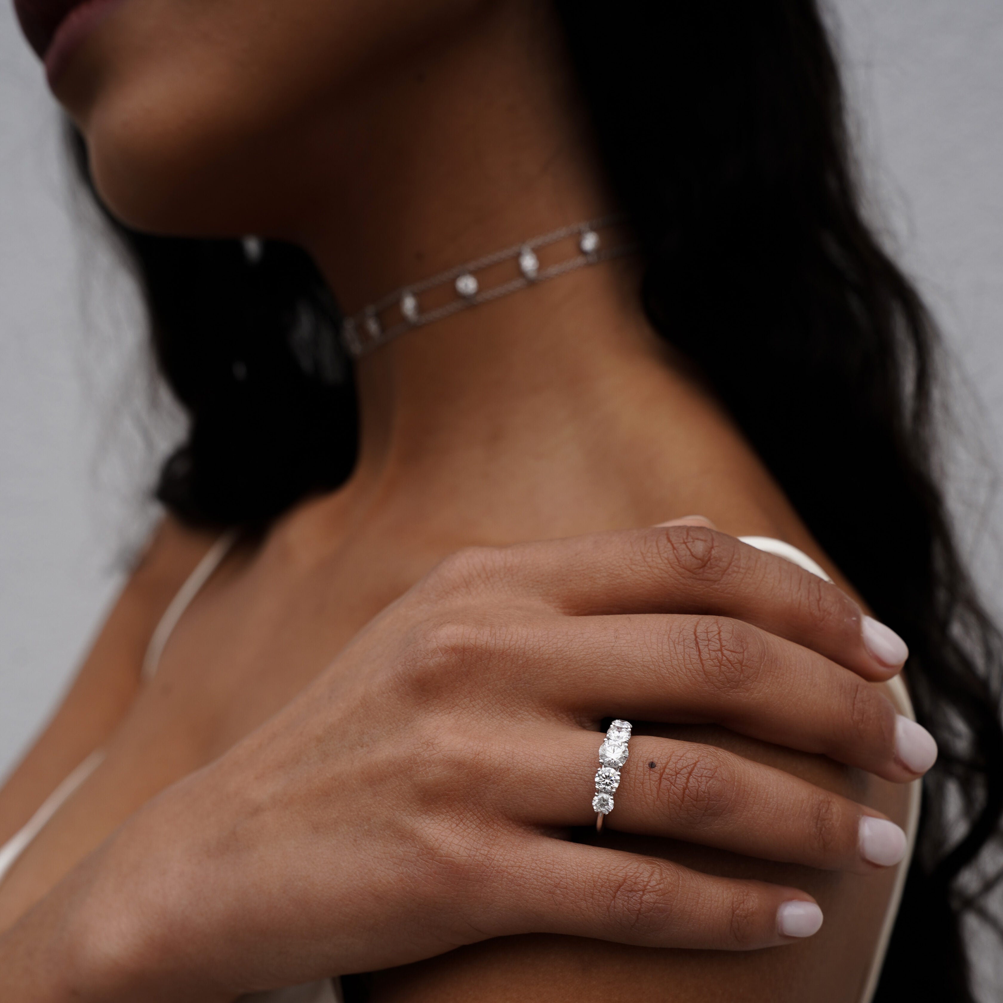 Anello Riviera degradè AMA in oro bianco 18kt e diamanti lab