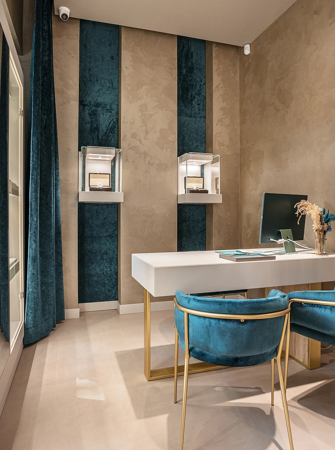 Interno boutique Clover Gioielli con dettagli delle poltrone e degli espositori