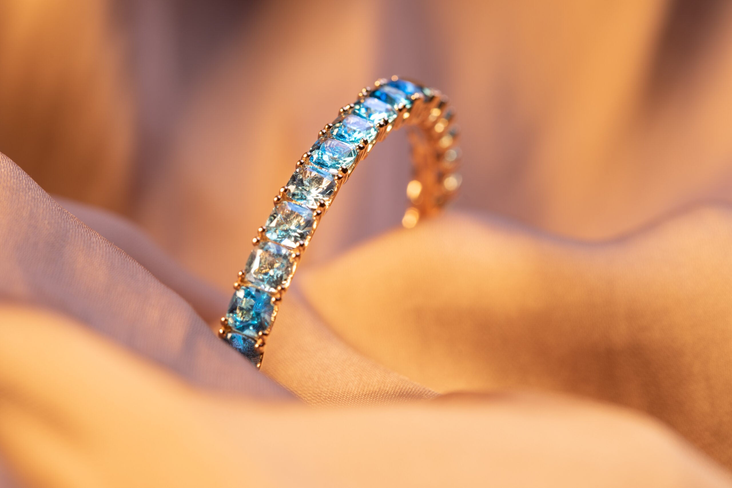 Bracciale rigido Iris Ponte Vecchio Gioielli in oro 18kt con degrade di topazio e diamanti