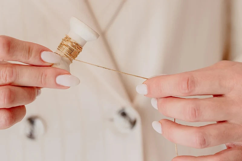 Dettaglio del filo d'oro che va a comporre il gioiello saldato di Clover Gioielli