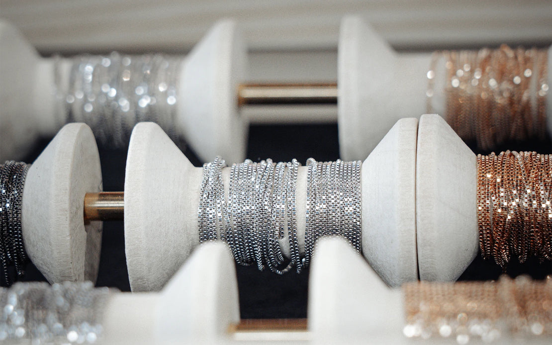 Bracciale in filo d’oro saldato al polso presso Clover Gioielli