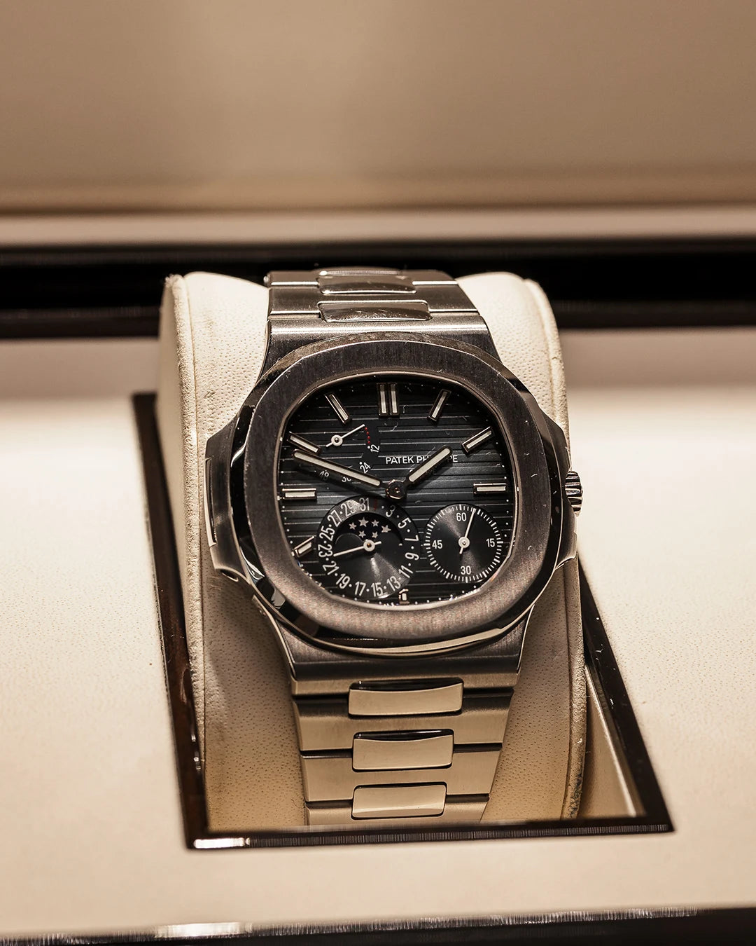 Orologio di lusso esposto in vetrina presso Clover Gioielli, compro orologi a Prato