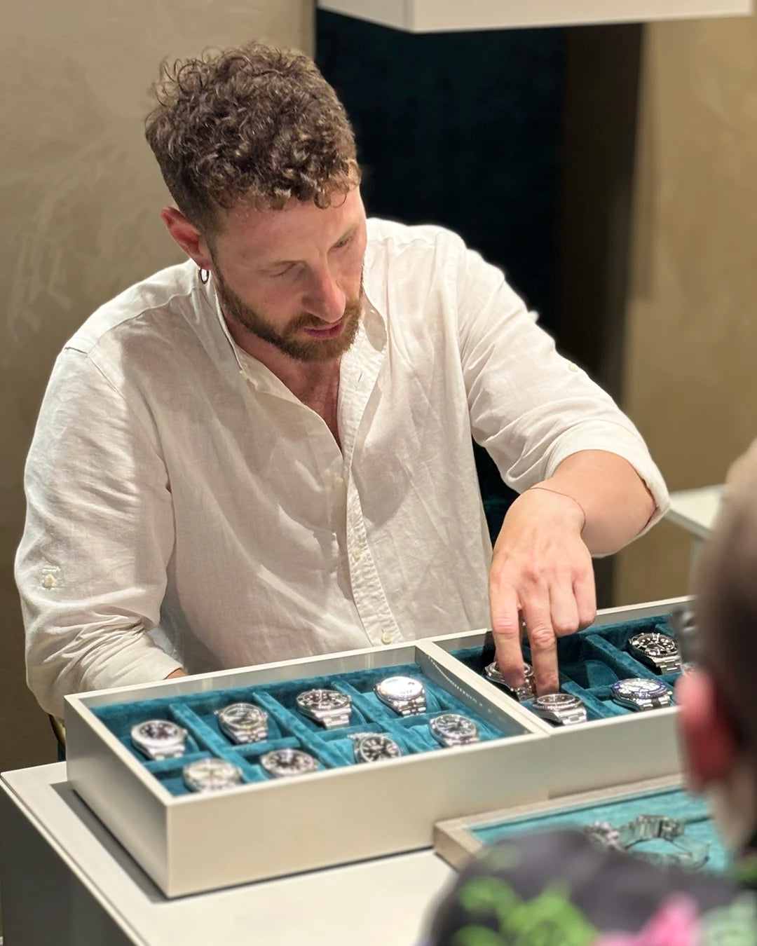 Esperto di Clover Gioielli mentre analizza orologi di lusso nel punto vendita compro orologi di Prato