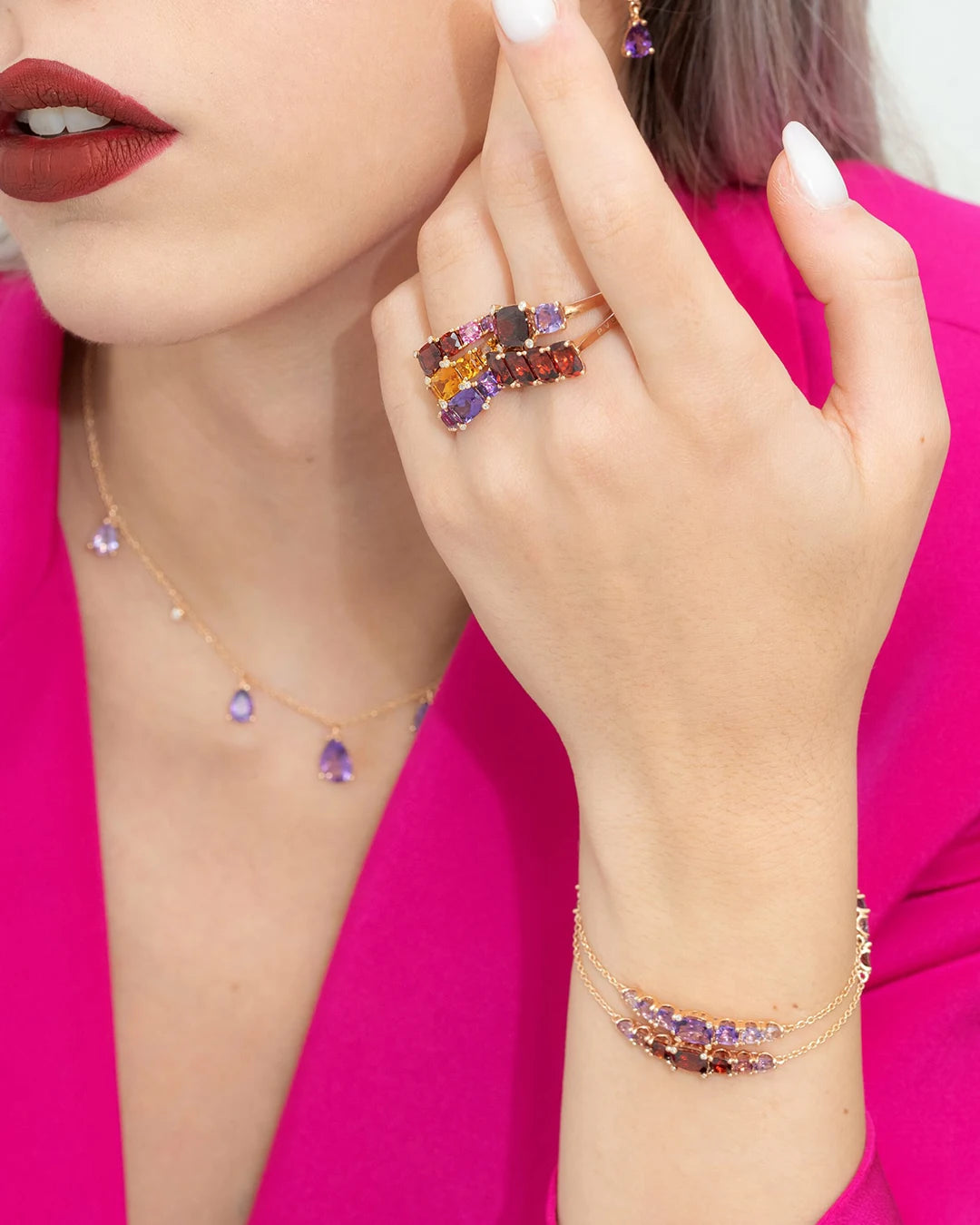 Anello, collana e bracciale ponte vecchio gioielli con gemme preziose, abbinati, indossati da donna