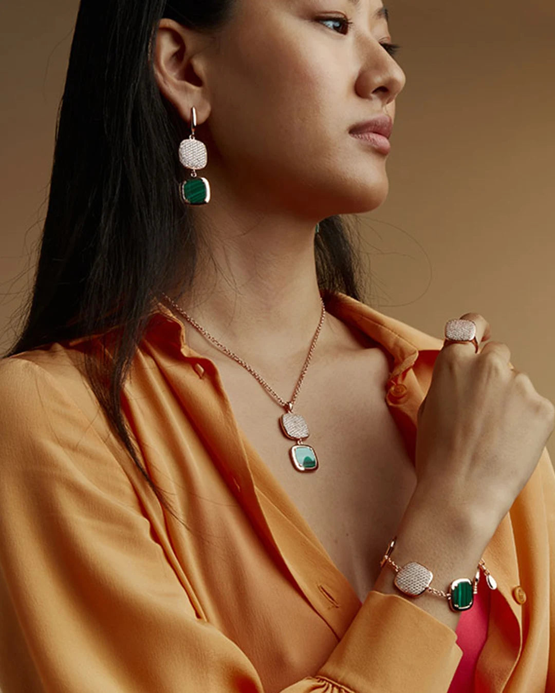 Donna indossa orecchini, collana, anello e bracciale dello shop di Clover Gioielli