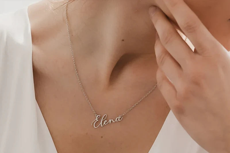 Mani che modellano un gioiello su misura durante la personalizzazione presso Clover Gioielli