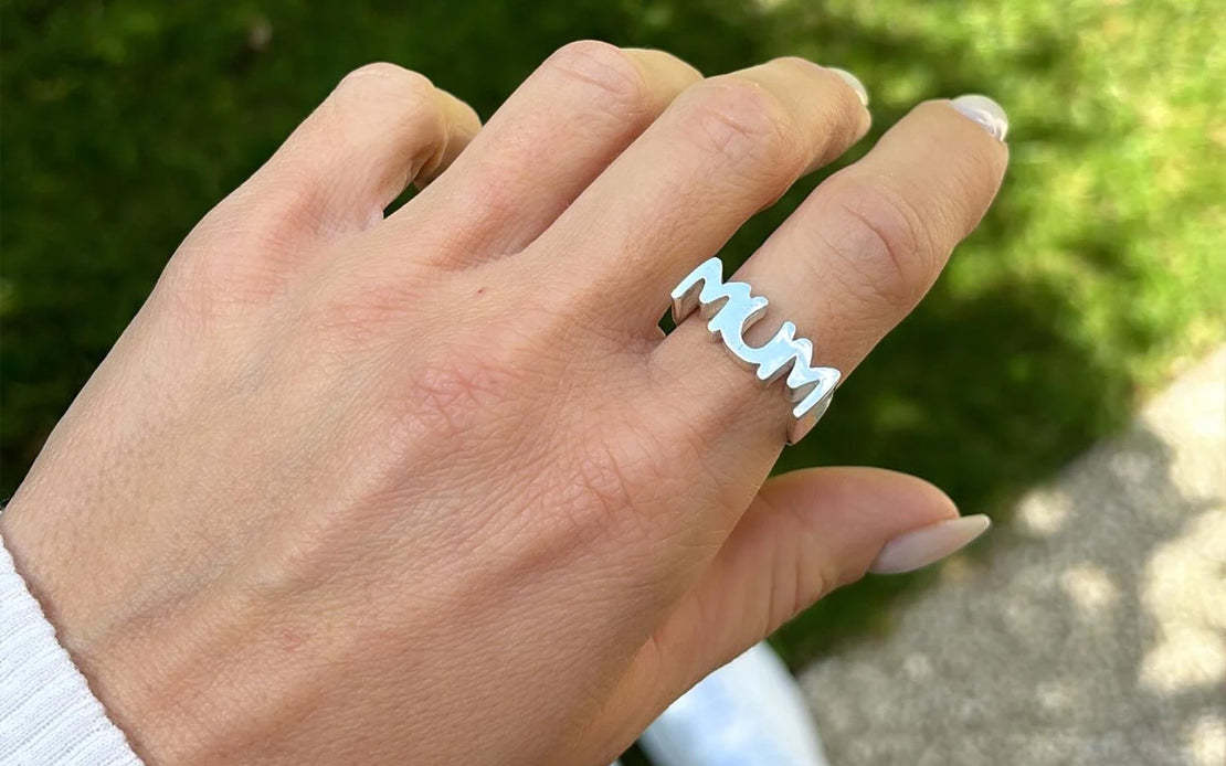 Anello personalizzato indossato, realizzato su richiesta da Clover Gioielli