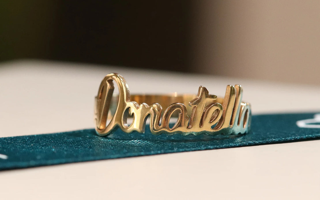 Anello con nome personalizzato creato artigianalmente da Clover Gioielli