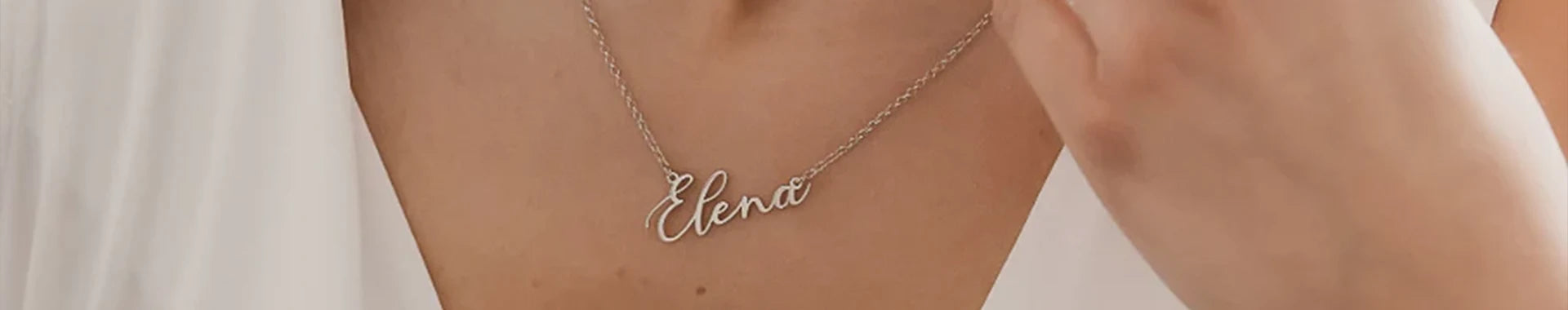 Dettaglio lavorazione artigianale per la personalizzazione di gioielli presso Clover Gioielli