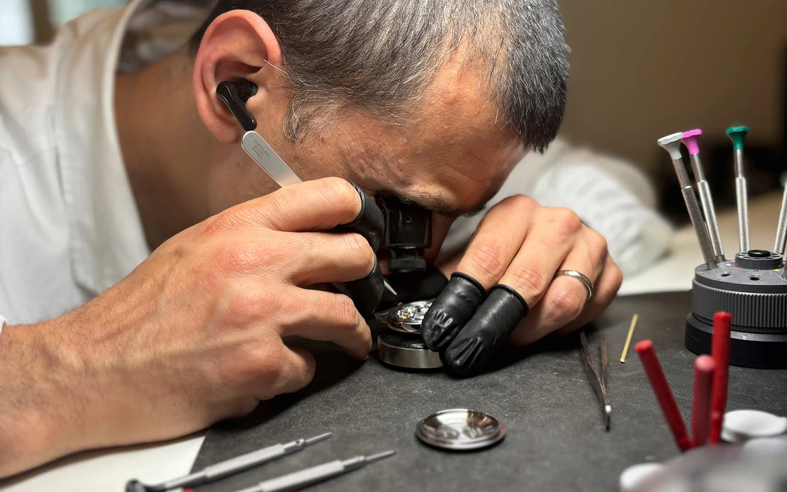 Tecnico specializzato che effettua la revisione di un orologio presso Clover Gioielli