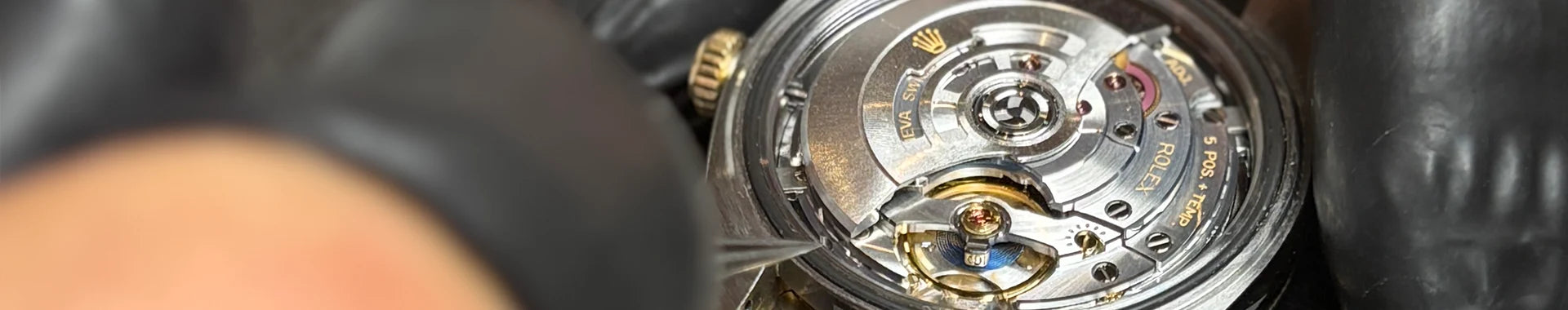 Dettaglio di un orologio di lusso per la revisione da Clover Gioielli