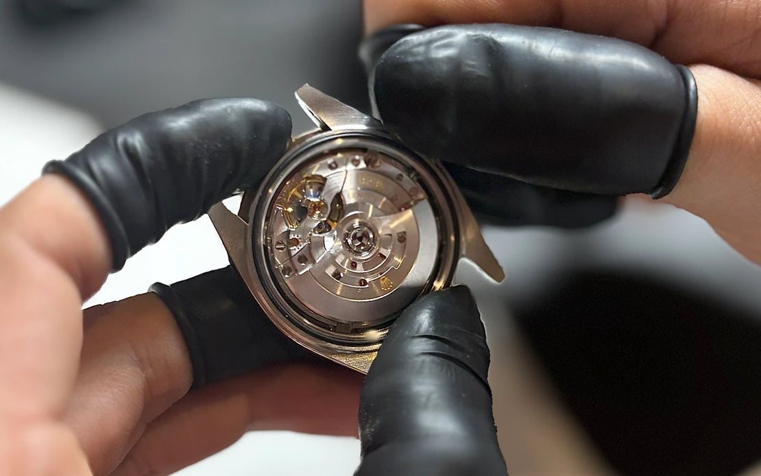 Quadrante di un orologio di lusso durante la revisione professionale da parte di un tecnico Clover