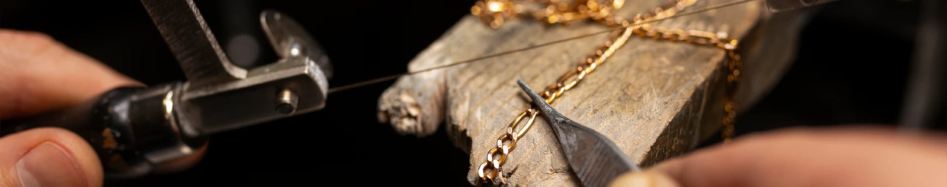 Dettaglio di un’operazione di riparazione gioielli eseguita da Clover Gioielli