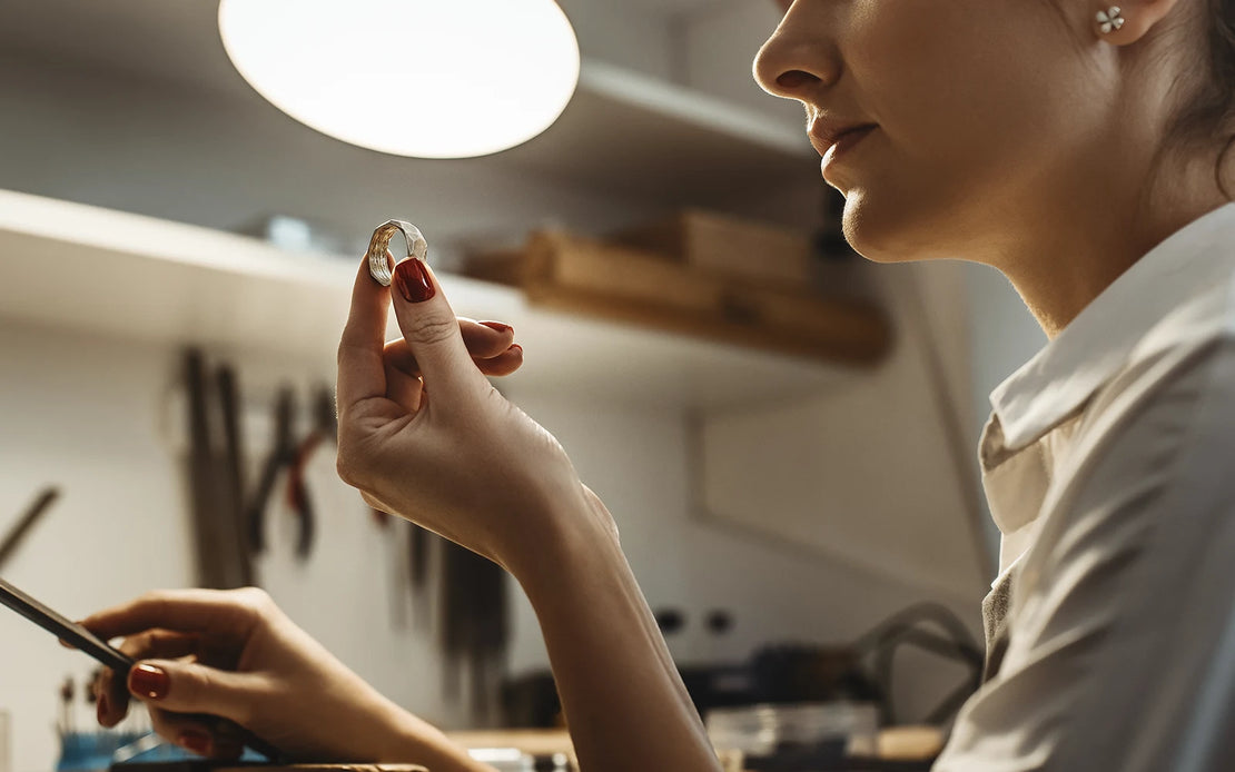 Orafo di Clover Gioielli impegnato nella riparazione di un gioiello danneggiato