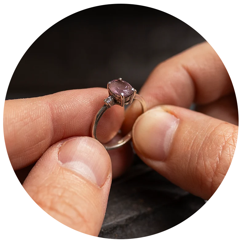 Anello con gemma rosa dopo il servizio di riparazione gioielli offerto da Clover