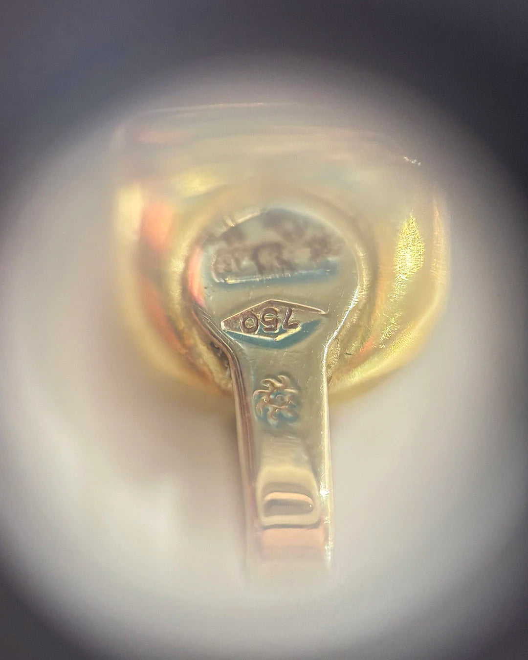 Anello d’oro in primo piano durante la valutazione presso il compro oro Clover Gioielli di Prato