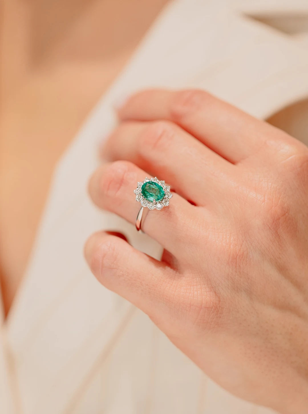 Diamanti e gemme certificate che impreziosiscono il gioiello Clover