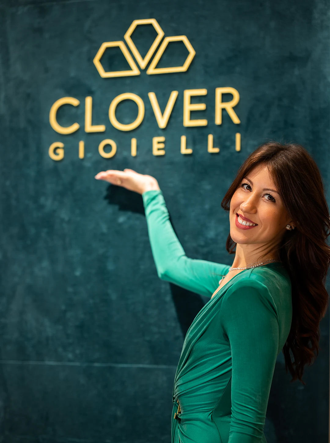 Benedetta, fondatrice di Clover Gioielli, mostra il dettaglio della boutique di gioielli a Prato
