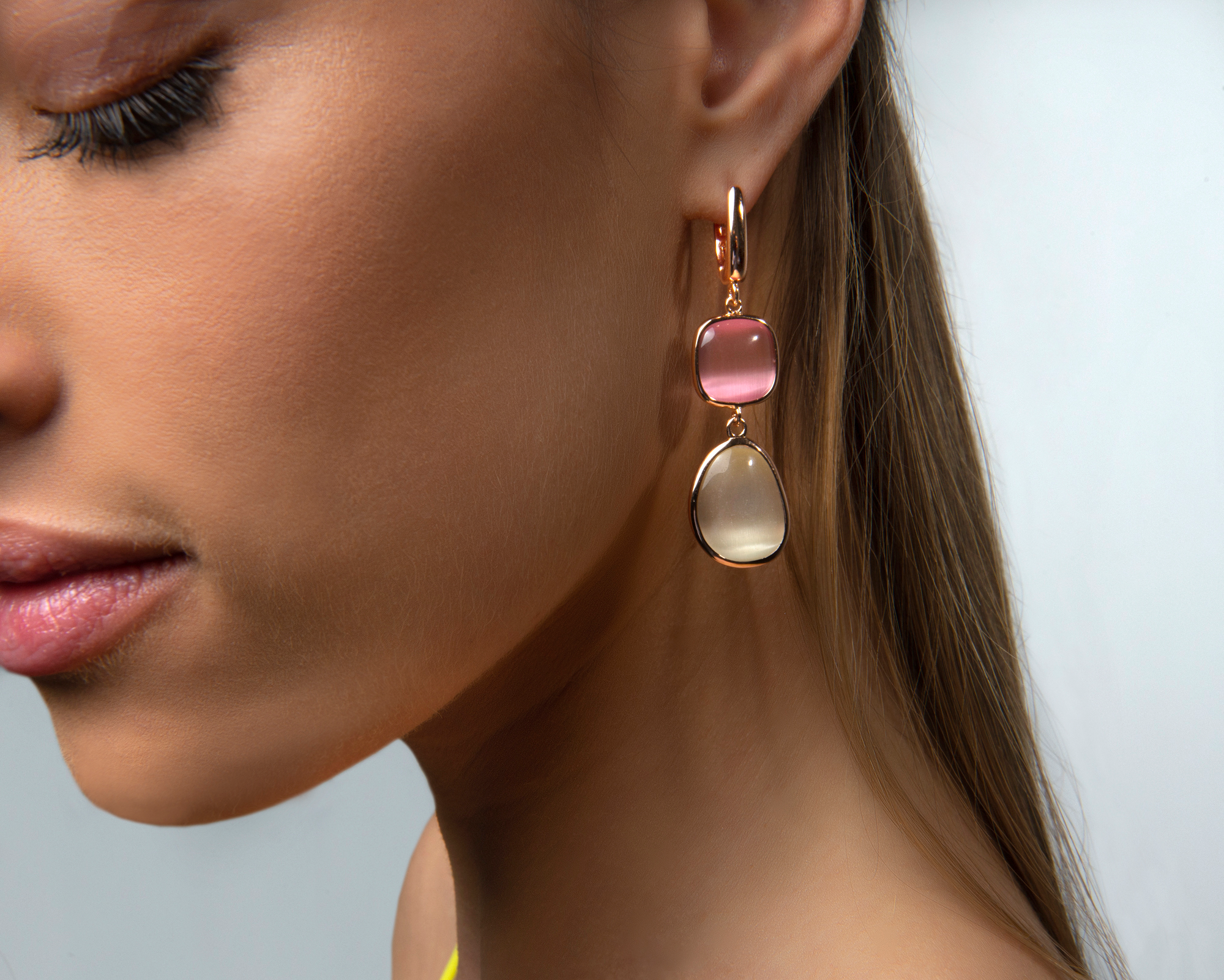 Orecchini Madi Bubble in argento doppio pendente colore bianco rosa