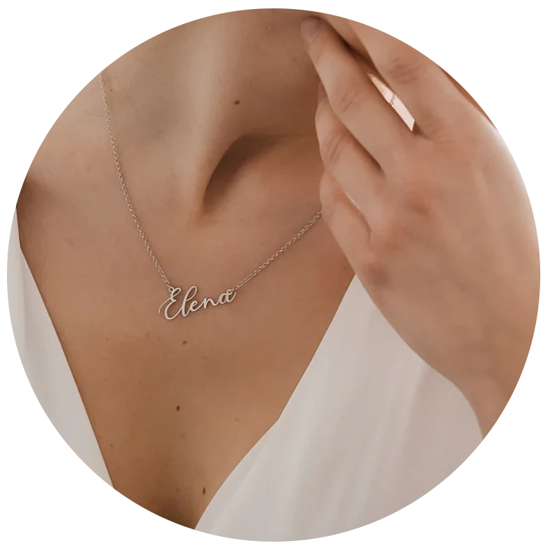Realizzazione di personalizzazione gioielli da Clover con una collana con nome Elena