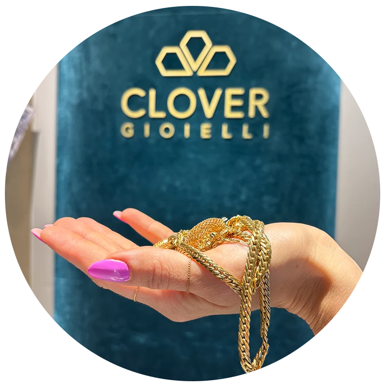 Gioielli in oro con sfondo Clover Gioielli a rappresentare il servizio di compro oro a Prato