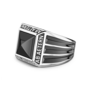 anello-zancan-in-argento-con-scritta-in-latino-e-pietra-onice-clover-gioielli-2